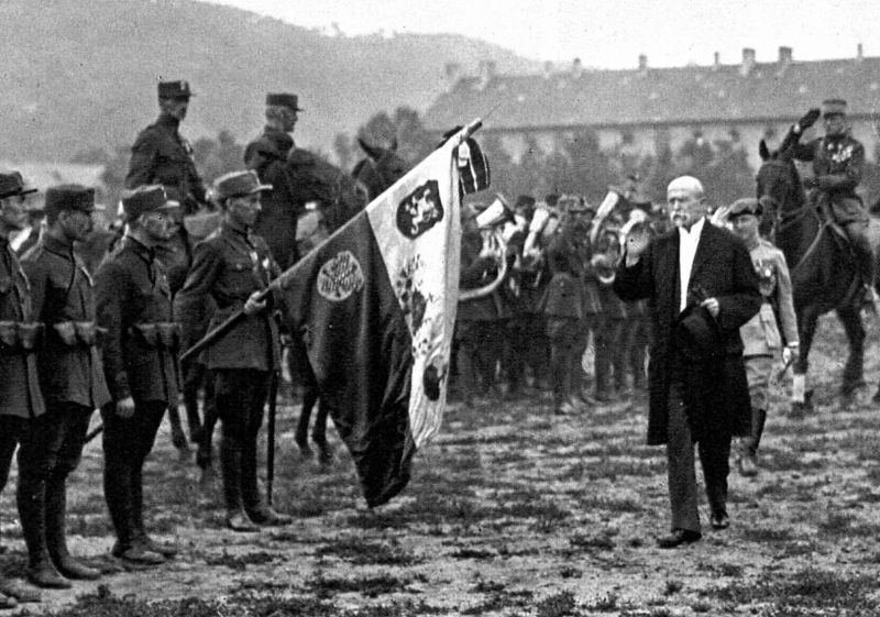 zobrazit detail historického snímku: President Masaryk a gen. Janin přehlížejí pražskou posádku r. 1920.