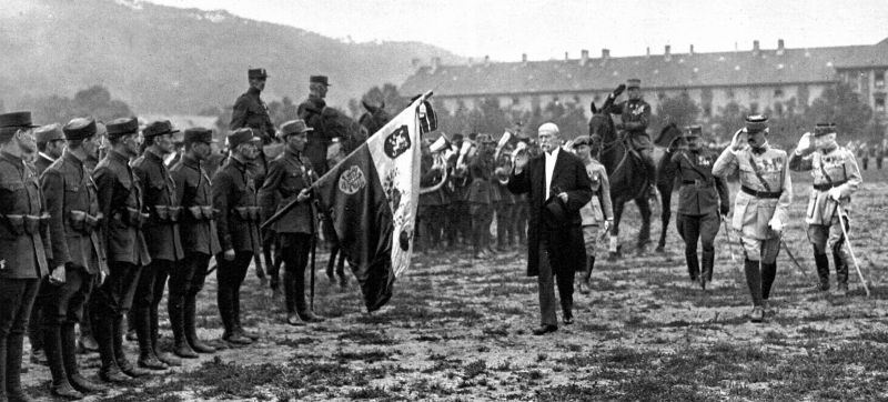 zobrazit detail historického snímku: President Masaryk a gen. Janin přehlížejí pražskou posádku r. 1920.
