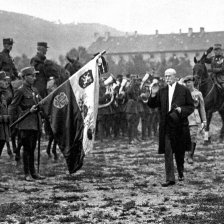 President Masaryk a gen. Janin přehlížejí pražskou posádku r. 1920.