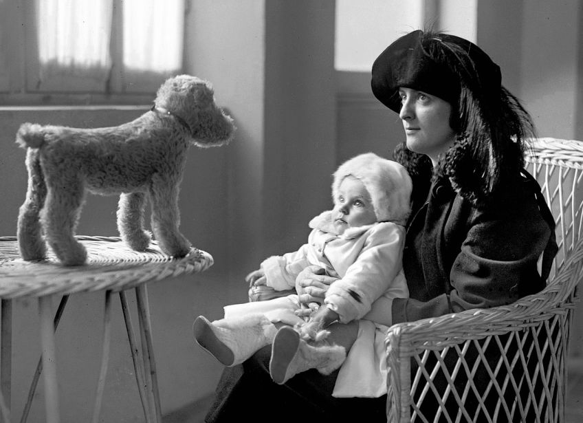 Desatero přikázání pro dokonalou matku, hospodyňku a manželku Desatero přikázání pro dokonalou matku, hospodyňku a manželku: Jak být skvělou matkou, hospodyňkou a manželkou?…