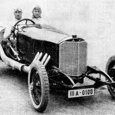 Vítězný závodní automobil továrny »Mercedes«.