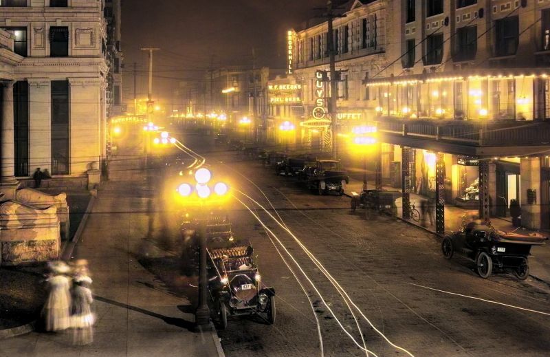 zobrazit detail historického snímku: Město v noci.