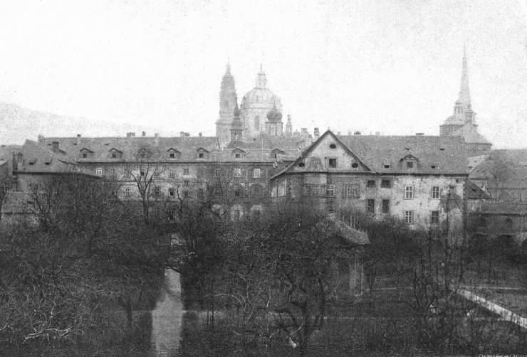 zobrazit detail historického snímku: V zahradě angl. panen.