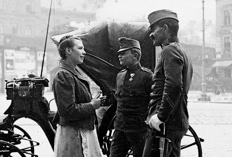 zobrazit detail historického snímku: Mladá dívka a vojáci.
