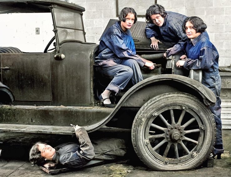 zobrazit detail historického snímku: Oprava automobilu.
