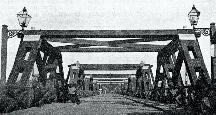 Most mezi Libní a Holešovicemi. Pohled z předu. - klikněte pro zobrazení detailu