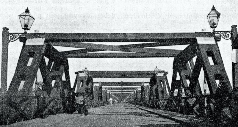 zobrazit detail historického snímku: Most mezi Libní a Holešovicemi. Pohled z předu.