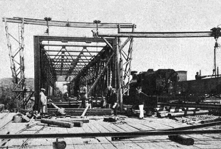 zobrazit detail historického snímku: Stavba železničního mostu u Mokropes.