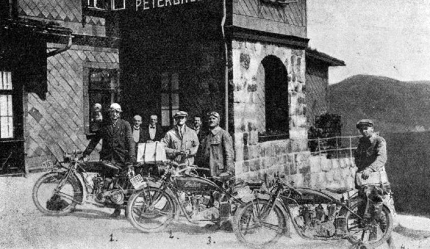 Odvážná cesta motocyklem na Sněžku : Výlet na motorce až na vrcholky Krkonoš? Dnes těžko…
