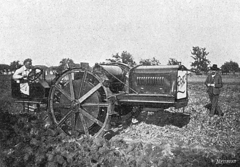 zobrazit detail historického snímku: Českomoravská továrna na stroje Praha, Motorový pluh 32 HP.