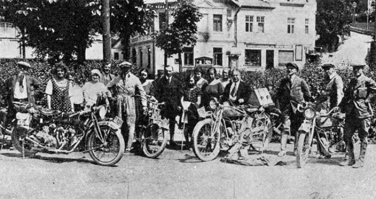 Uvítání po návratu ve Špindlerově mlýně. zobrazit detail historického snímku: Uvítání po návratu ve Špindlerově mlýně.