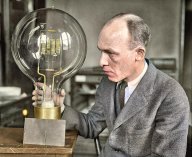 Vzpomínky Františka Křižíka na první pokusy vyrobit v Čechách Edisonovu žárovku: Vynález spolehlivé a trvanlivé žárovky Thomase...