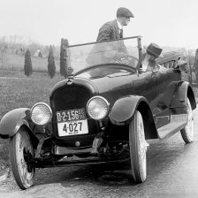 Automobil.