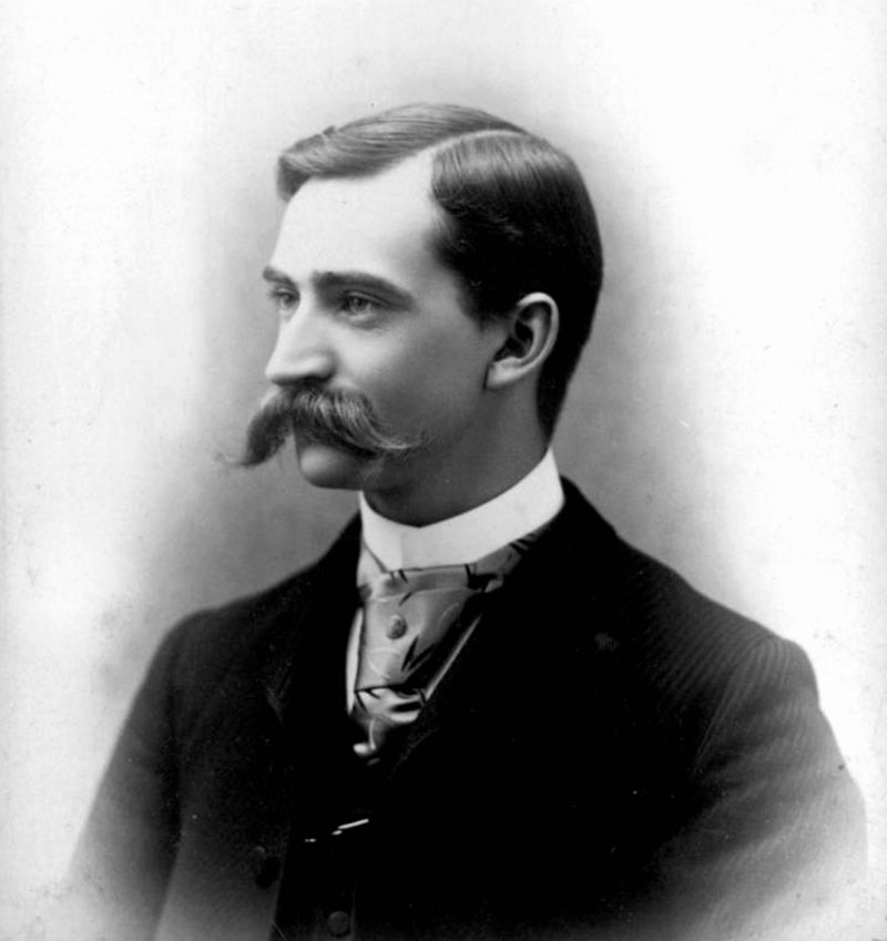 zobrazit detail historického snímku: Muž s knírem.