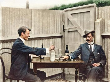 zobrazit detail historického snímku: Muži a víno.