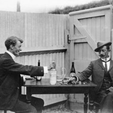 retro fotografie Muži a víno.