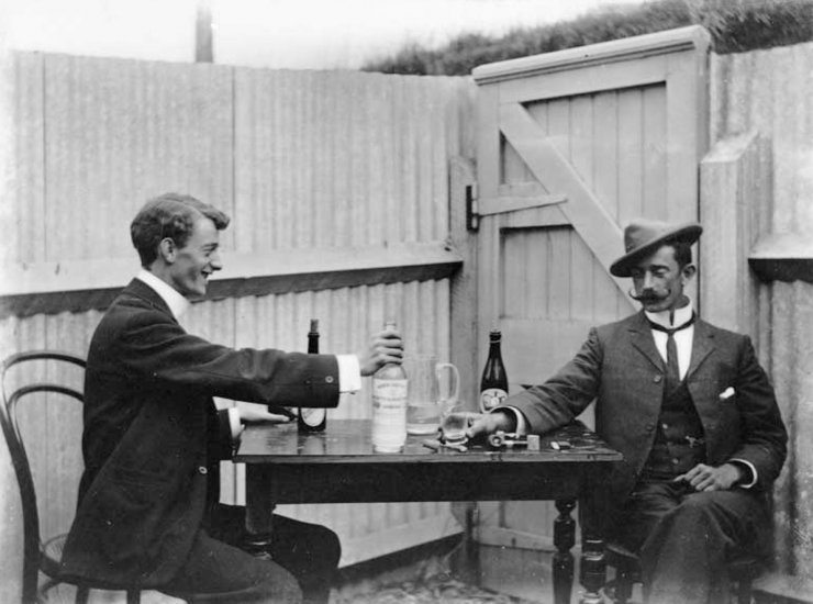 zobrazit detail historického snímku: Muži a víno.