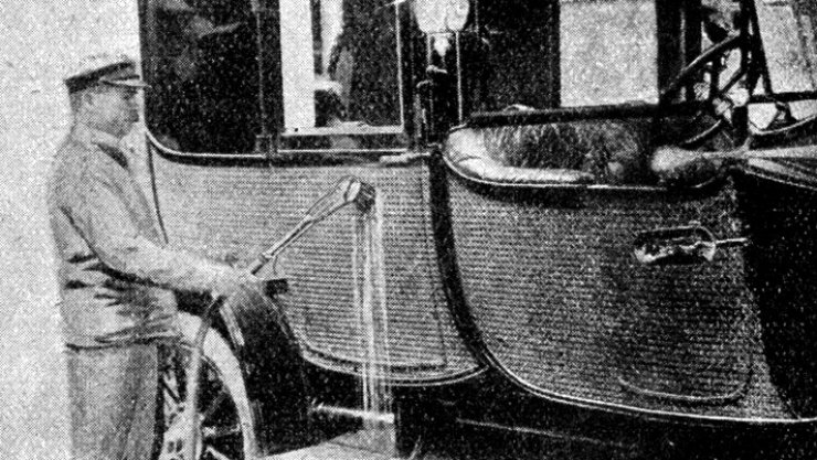 zobrazit detail historického snímku: Přístroj na mytí automobilů.