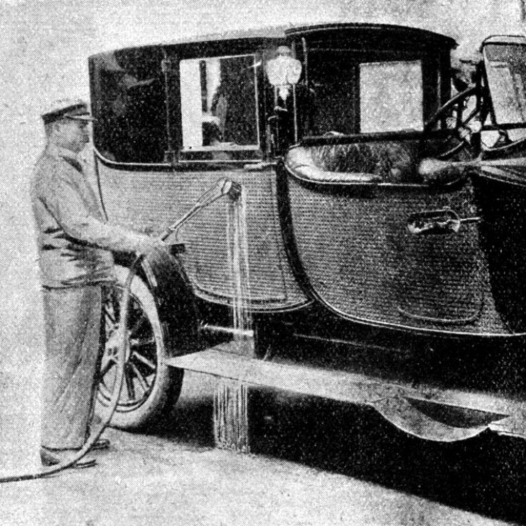 zobrazit detail historického snímku: Přístroj na mytí automobilů.