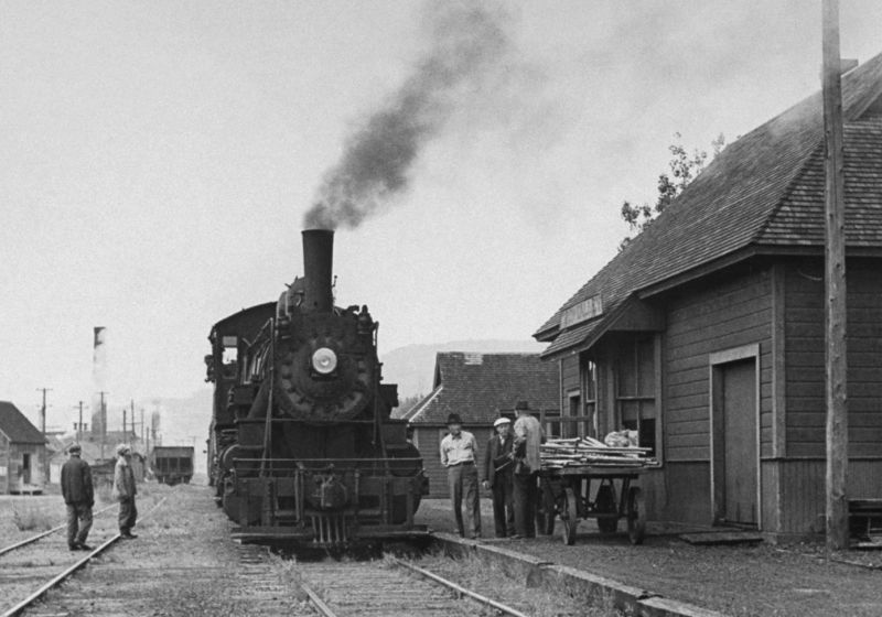 zobrazit detail historického snímku: Vlak na nádraží.