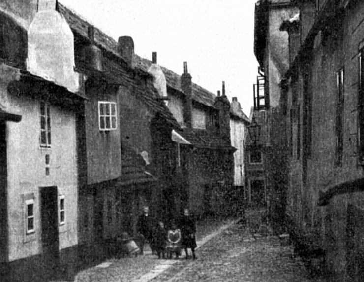 zobrazit detail historického snímku: Ulička u Daliborky s nejméně výnosným „domem“ v Praze.
