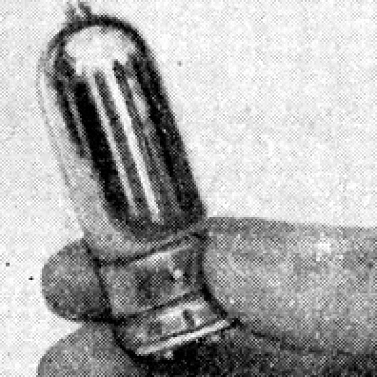zobrazit detail historického snímku: Nejmenší elektronová lampa