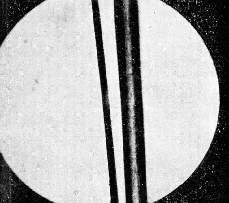 zobrazit detail historického snímku: Srovnání vlákna volframového nové elektronové lampy s vlasem lidským