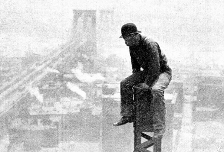 zobrazit detail historického snímku: Dělník na stavbě „škrabače mračen“ v New-York-u.