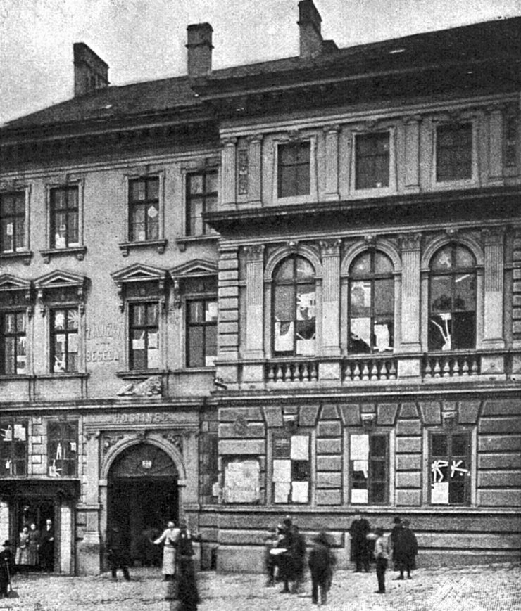 zobrazit detail historického snímku: Zpustošená česká Beseda ve Znojmě.