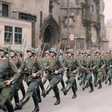 kolorovaná fotografie Wehrmacht v Praze.