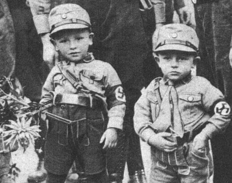 zobrazit detail historického snímku: Malí »křižáci« v uniformě.
