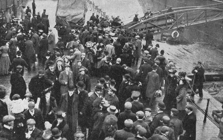 zobrazit detail historického snímku: Dělníci angličtí, nemajíce doma práci, vstupují na loď vystěhovaleckou do Kanady.