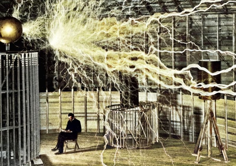 Nikola Tesla ve své laboratoři. - klikněte pro zobrazení detailu