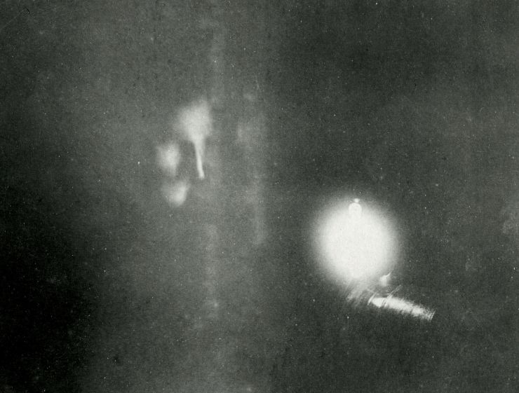 zobrazit detail historického snímku: Vynálezce Tesla se svou vzduchoprázdnou světelnou trubicí.