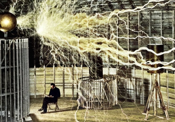 zobrazit detail historického snímku: Nikola Tesla ve své laboratoři.