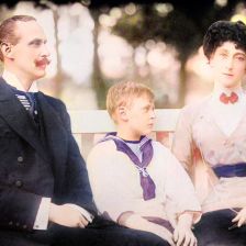 retro fotografie Norský král Haakon, královna Maud a princ Olaf.