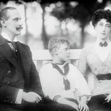 Norský král Haakon, královna Maud a princ Olaf.