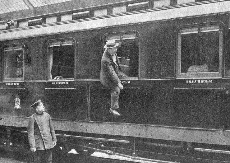 zobrazit detail historického snímku: Bezpečnostní východ z vozu železničního.