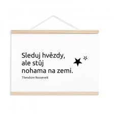 Plakát s citátem "Sleduj hvězdy, ale stůj nohama na zemi."