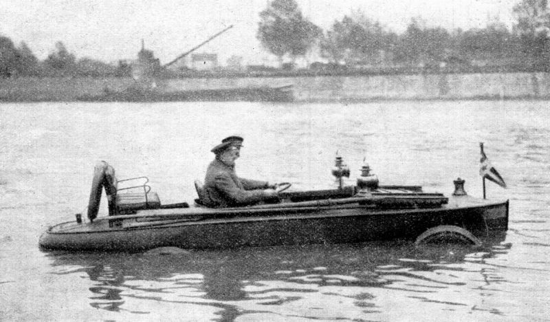 zobrazit detail historického snímku: Automobilní člun ve vodě.