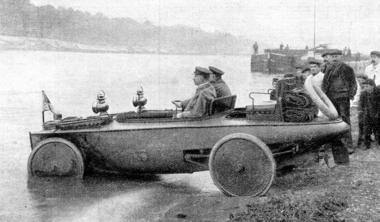 zobrazit detail historického snímku: Automobilní člun na souši.