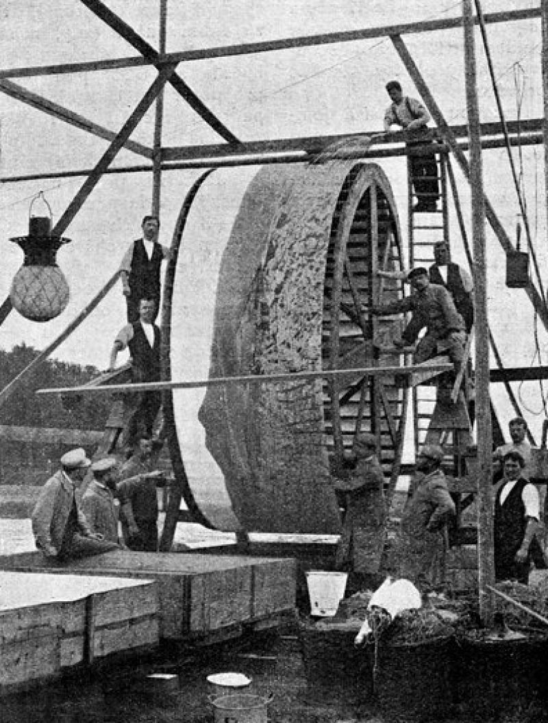 zobrazit detail historického snímku: Vyvíjení obrovské fotografie