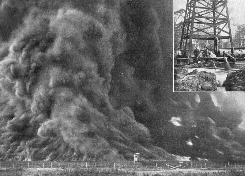 zobrazit detail historického snímku: Petrolejové nádrže v Humble v Texasu za požáru.