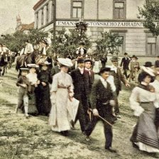 kolorovaná fotografie Nedělní „vpád žižkovanů“ do Strašnic.