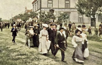 zobrazit detail historického snímku: Nedělní „vpád žižkovanů“ do Strašnic.