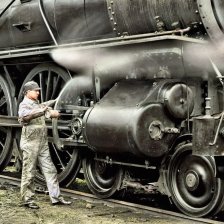 kolorovaná fotografie Příprava parní lokomotivy na jízdu.