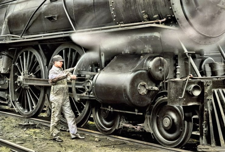 zobrazit detail historického snímku: Příprava parní lokomotivy na jízdu.