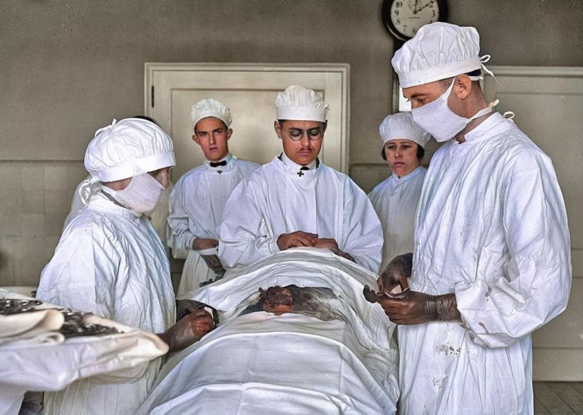 Podivný lékařský případ: těhotný muž měl v břiše embrya svých sourozenců Podivný lékařský případ: těhotný muž měl v břiše embrya svých sourozenců: Díky operativním změnám pohlaví dnes není „těhotný…