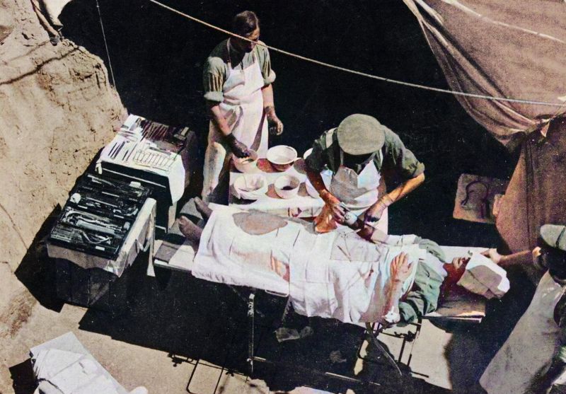 zobrazit detail historického snímku: Operující vojenský lékař.