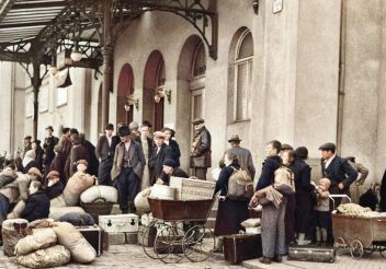 zobrazit detail historického snímku: Uprchlící z našeho pohraničí.